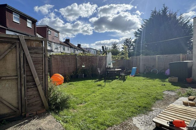 8 Tithe Court, Hall Lane, London NW4 4TL 4