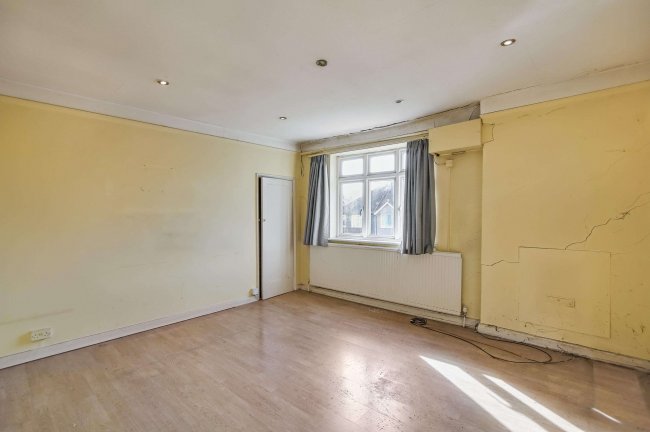 8 Tithe Court, Hall Lane, London NW4 4TL 4