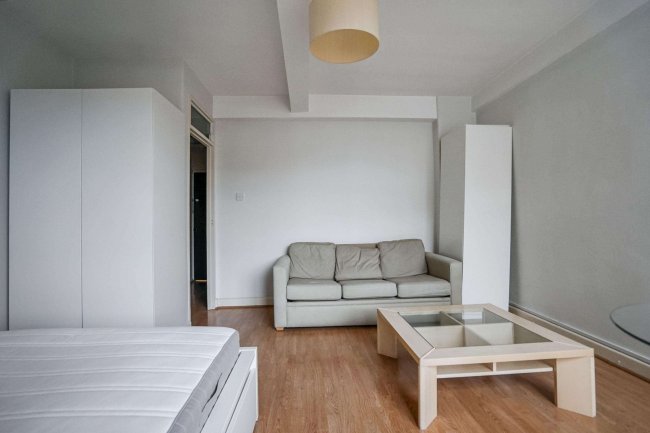 120 Florin Court, 6-9 Charterhouse Square, Barbican, London, EC1M 6EY 4