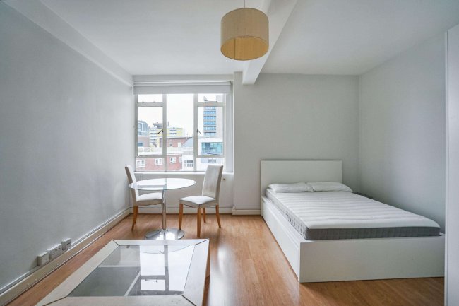 120 Florin Court, 6-9 Charterhouse Square, Barbican, London, EC1M 6EY 4