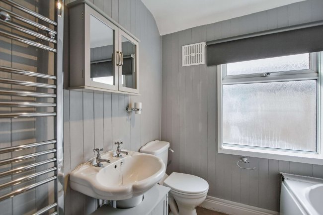 284 Hall Lane, Chingford, London, E4 8HY 9