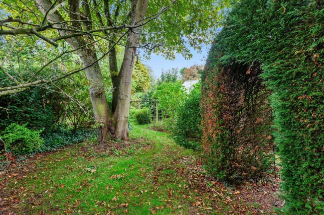 9 South End Road, Milton Bryan, Milton Keynes  Bedfordshire MK17 9HS 8