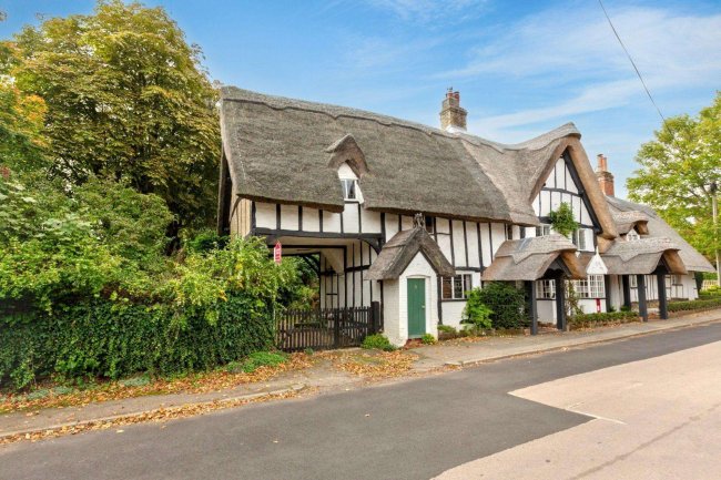 9 South End Road, Milton Bryan, Milton Keynes  Bedfordshire MK17 9HS 8