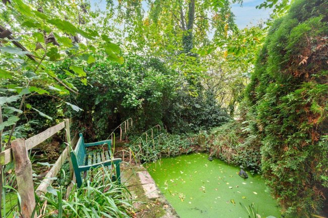 9 South End Road, Milton Bryan, Milton Keynes  Bedfordshire MK17 9HS 8