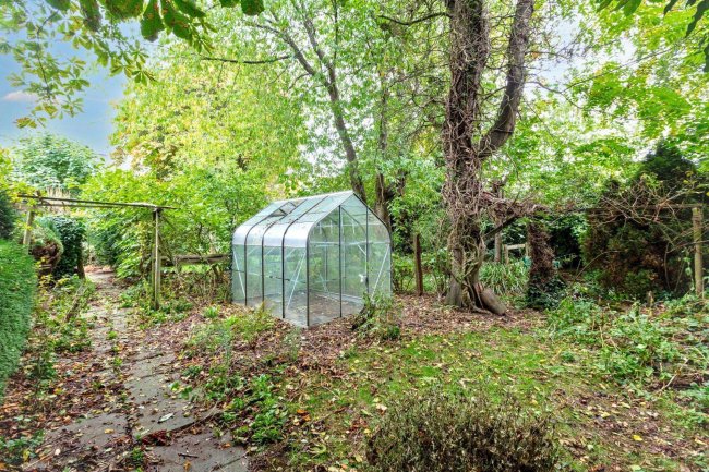 9 South End Road, Milton Bryan, Milton Keynes  Bedfordshire MK17 9HS 8