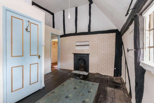 9 South End Road, Milton Bryan, Milton Keynes  Bedfordshire MK17 9HS 8