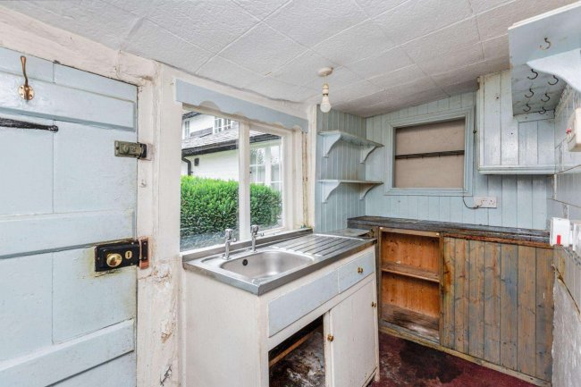 9 South End Road, Milton Bryan, Milton Keynes  Bedfordshire MK17 9HS 8