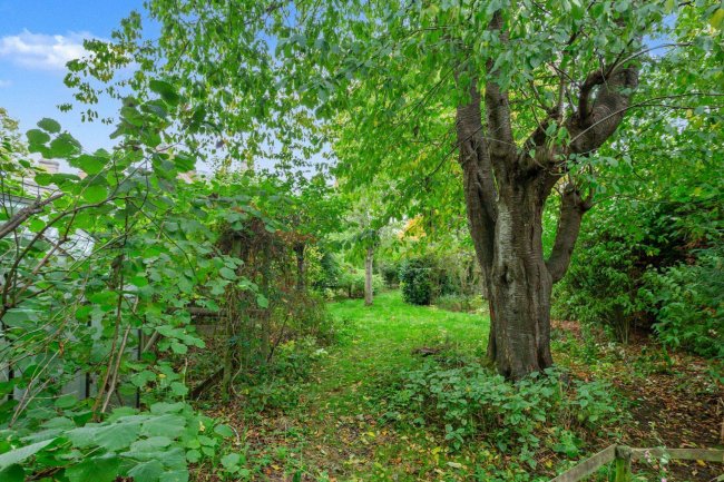 9 South End Road, Milton Bryan, Milton Keynes  Bedfordshire MK17 9HS 8