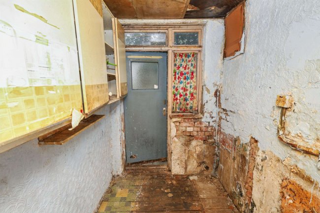 42 James Avenue, Dagenham, London, RM8 1LJ 2