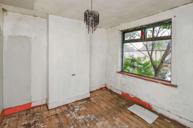 42 James Avenue, Dagenham, London, RM8 1LJ 2