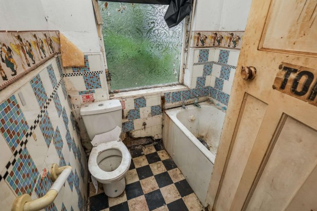 42 James Avenue, Dagenham, London, RM8 1LJ 2