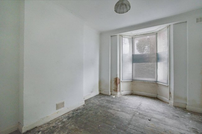 196 High Road, Tottenham, London, N15 4NP 2