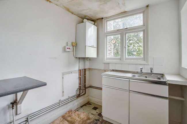 196 High Road, Tottenham, London, N15 4NP 2