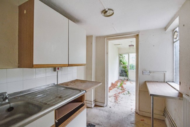 196 High Road, Tottenham, London, N15 4NP 2