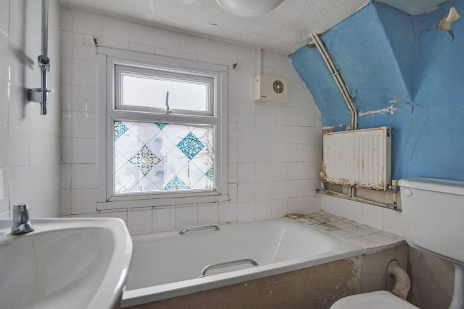 196 High Road, Tottenham, London, N15 4NP 2