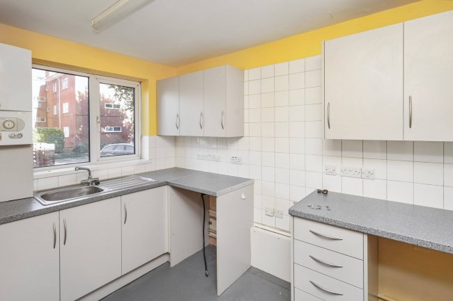 6 Bridge Court, Hillside Road, Harpenden, Hertfordshire, AL5 4DH 7