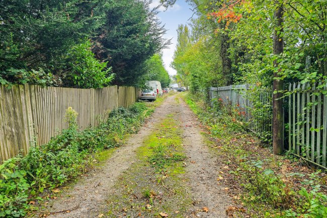 Fernlea Farm, Golf Road, Kenley, CR8 5ES 9
