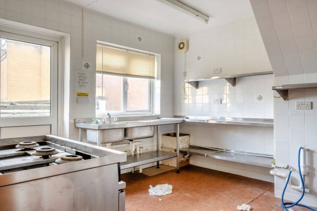 Newport Social Club, 40 Pyle Street, Isle of Wight PO30 1XB 8