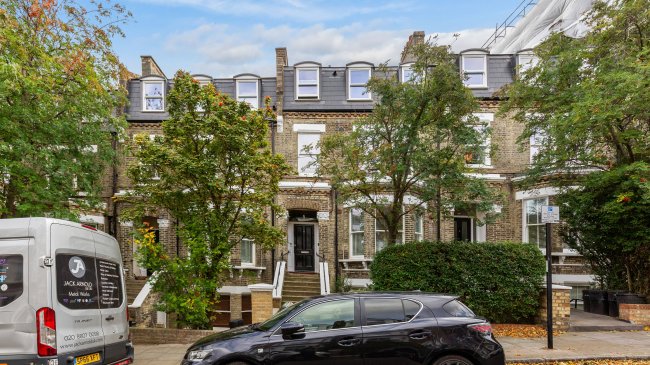 Flat B, 5 Wyndham Crescent, Upper Holloway, London, N19 5QJ 8