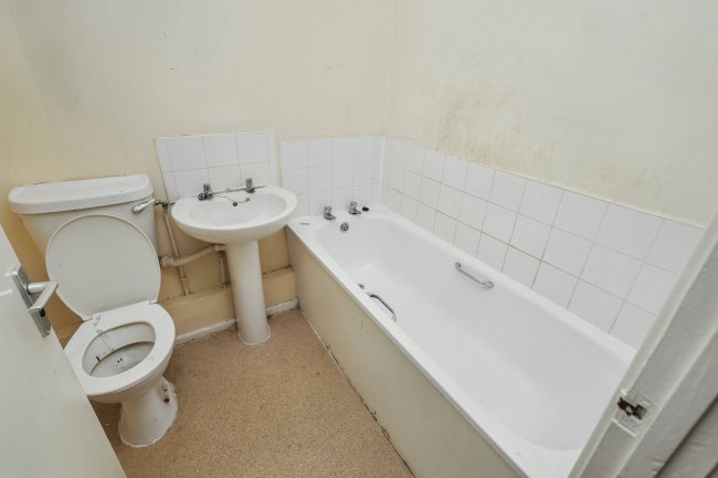 35 Eldeland, Basildon, Essex, SS15 5JG 6