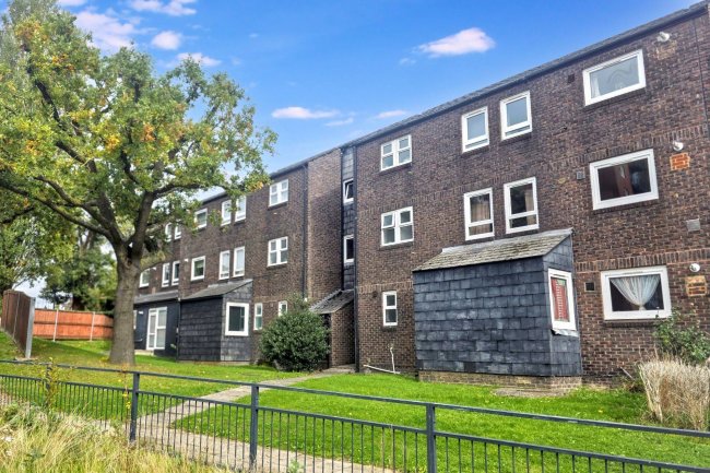 12 Farnborough Close, Wembley, HA9 9UP 7