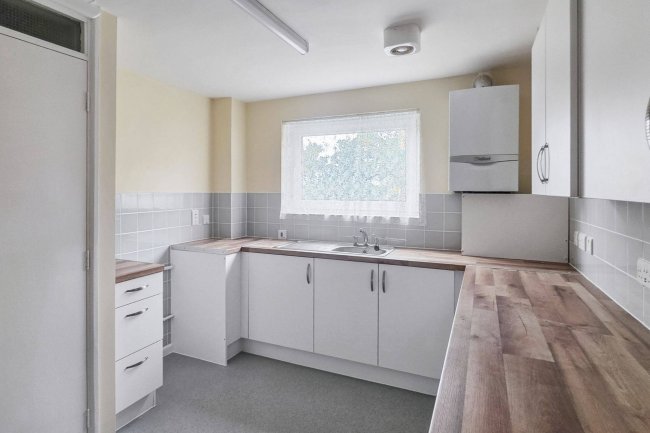12 Farnborough Close, Wembley, HA9 9UP 7