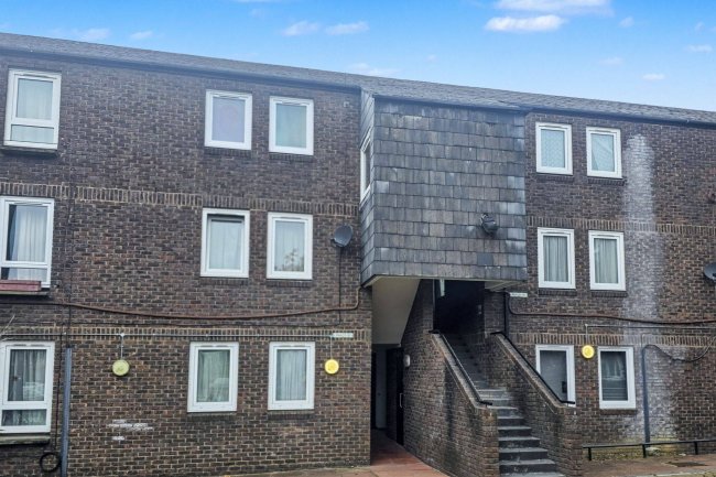 12 Farnborough Close, Wembley, HA9 9UP 7