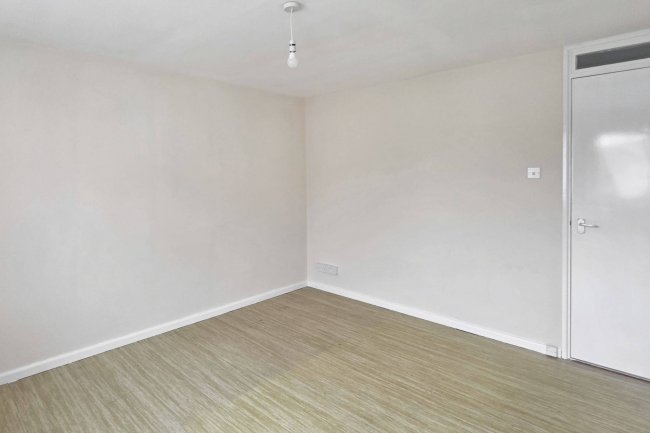 12 Farnborough Close, Wembley, HA9 9UP 7