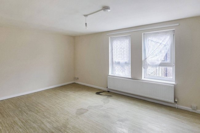 12 Farnborough Close, Wembley, HA9 9UP 7
