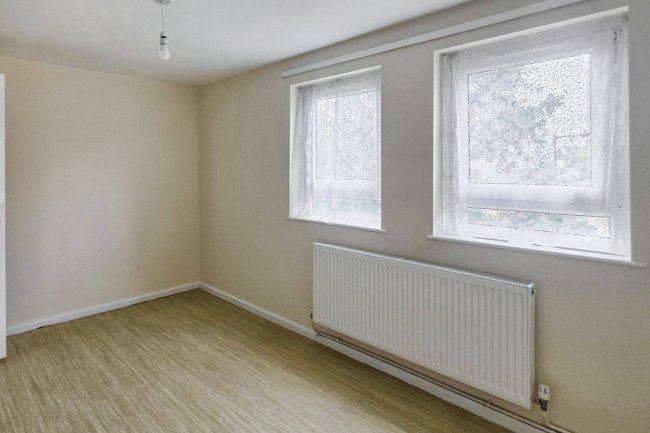 12 Farnborough Close, Wembley, HA9 9UP 7