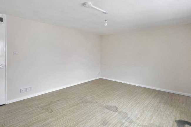 12 Farnborough Close, Wembley, HA9 9UP 7