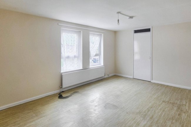12 Farnborough Close, Wembley, HA9 9UP 7