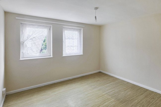 12 Farnborough Close, Wembley, HA9 9UP 7