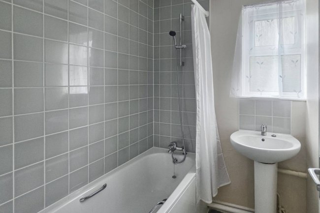 12 Farnborough Close, Wembley, HA9 9UP 7