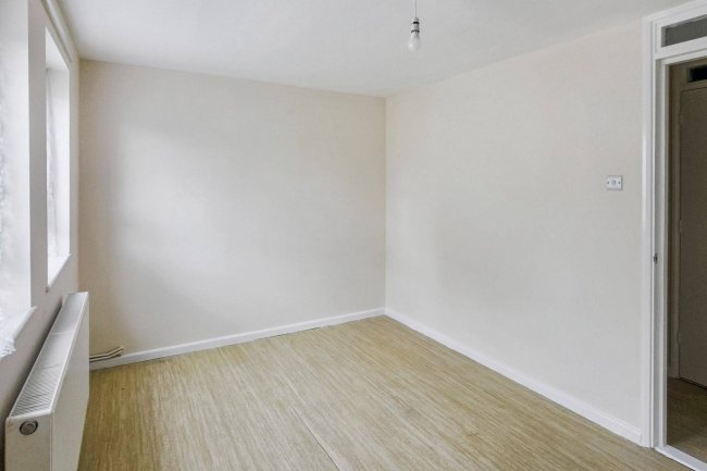 12 Farnborough Close, Wembley, HA9 9UP 7