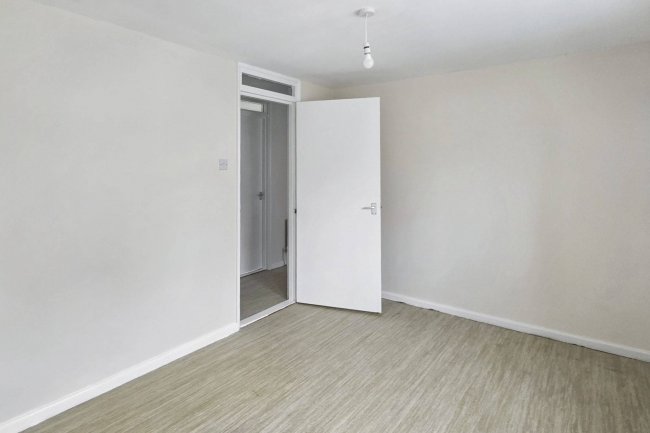 12 Farnborough Close, Wembley, HA9 9UP 7