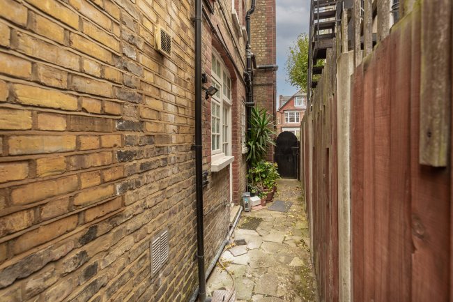 13 Princes Avenue, Muswell Hill, London N10 3LS 2