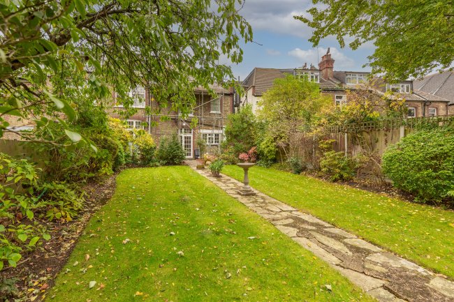 13 Princes Avenue, Muswell Hill, London N10 3LS 2