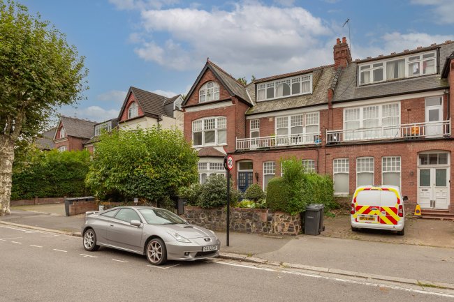 13 Princes Avenue, Muswell Hill, London N10 3LS 2