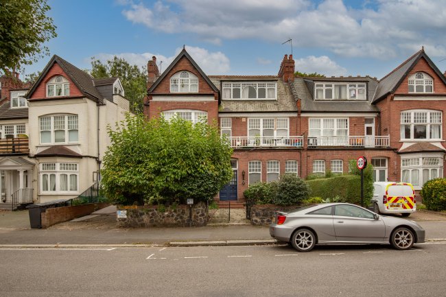 13 Princes Avenue, Muswell Hill, London N10 3LS 2