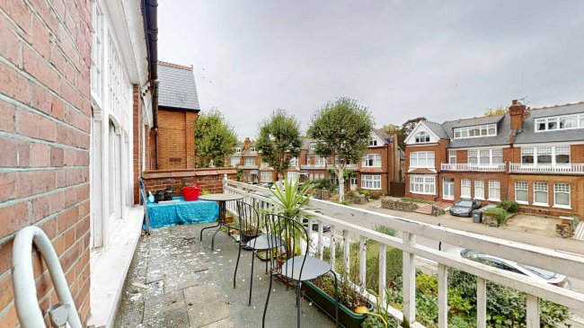 13 Princes Avenue, Muswell Hill, London N10 3LS 2