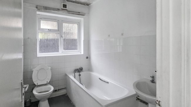 176 Pinewood Green, Iver, Buckinghamshire, SL0 0QJ 2