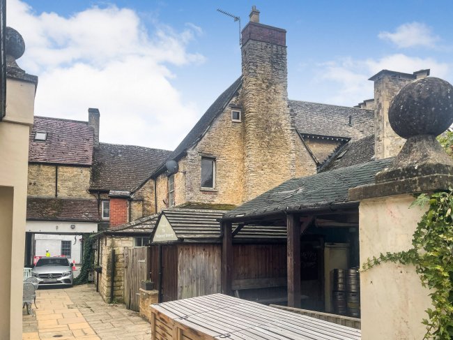 The Crown Inn, High Street, Lechlade GL7 3AE 62