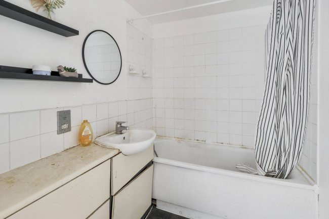 Apartment 46 Cymbeline House, 26 
Shakespeare Street, Nottingham, NG1 4FQ 9