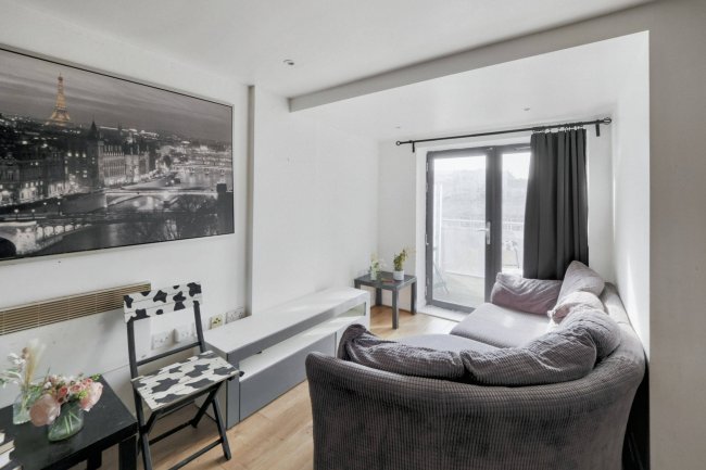 Apartment 46 Cymbeline House, 26 
Shakespeare Street, Nottingham, NG1 4FQ 9