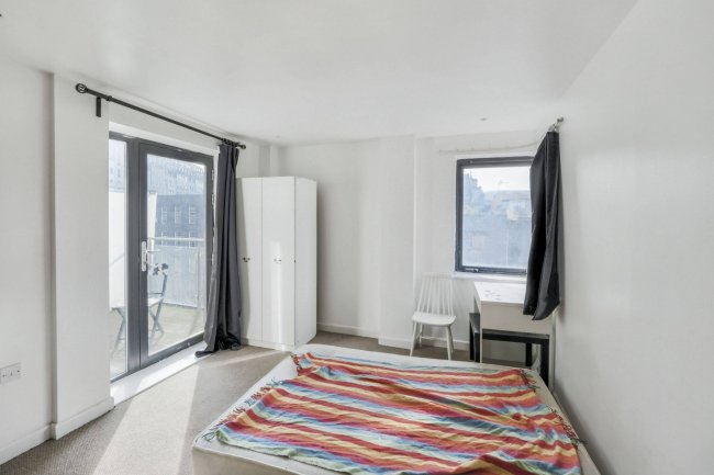 Apartment 46 Cymbeline House, 26 
Shakespeare Street, Nottingham, NG1 4FQ 9