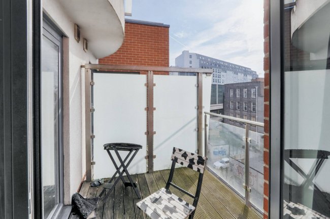 Apartment 46 Cymbeline House, 26 
Shakespeare Street, Nottingham, NG1 4FQ 9