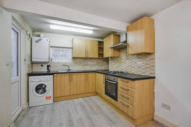 18 Morton Road, Stratford, London E15 4AN 6