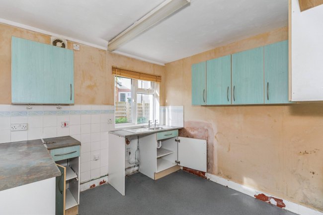 38 Highfield, Woodford, Kettering, NN14 4HD 4