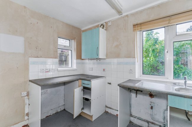 38 Highfield, Woodford, Kettering, NN14 4HD 4